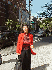Today we happened to have the camera when New York City's local ABC news anchor Roz Abrams walked past.  She was nice enough to stop and ham it up a bit for our camera.
